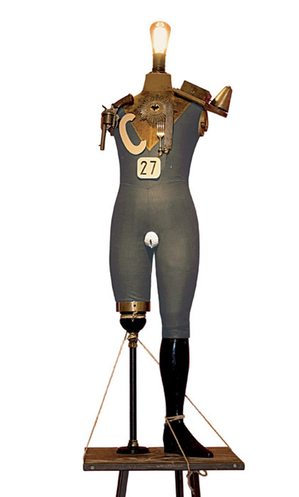Sculpture by George Grosz, John Heartfield, Der wildgewordene Spiesser Heartfield. Elektro-mecanische Tatlin-Plastik (Le Petit Bourgeois Heartfield devenu fou. Sculpture Tatline électro-mécanique), 1920/1988, reconstitution par Michael Sellmann, Berlin, 1988. Original exposé à la Dada-Messe, Berlin, 1920.
Assemblage. Mannequin : 130 cm en hauteur. Socle : 90 x 45 x 45 cm. Berlinische Galerie, Landesmuseum für Moderne kunst, Fotografie und Architektur, Berlin.